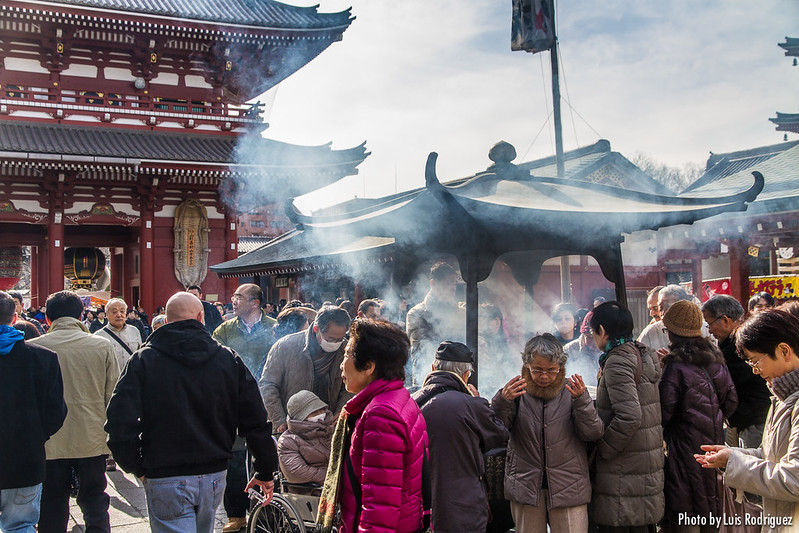 Purificación con humo en el templo Sensoji