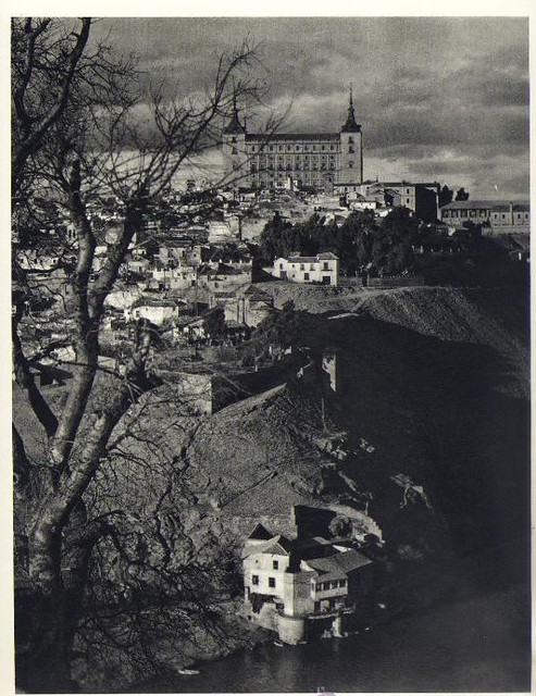 Toledo a comienzos del siglo XX (años 20 probablemente) fotografiado por José Ortíz Echagüe