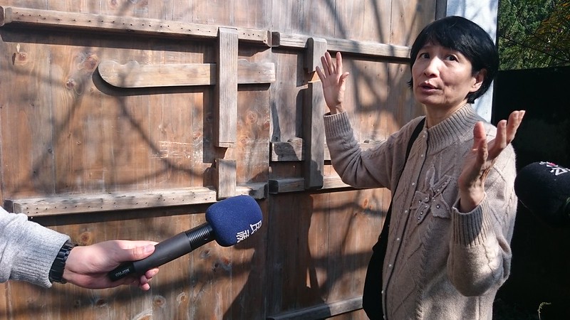 李榮台發現，竊賊為了解除鐵鍊，直接將木門門閂鉅除。