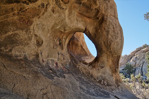 california arch joshuatree rockart petroglyphs joshuatreenationalpark pictographs barkerdamtrail disneypictographs desertweirdness