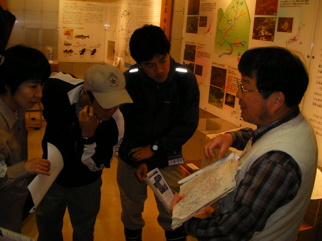 高原の自然館で，広島県のサンショウウオについて説明を聞いた．