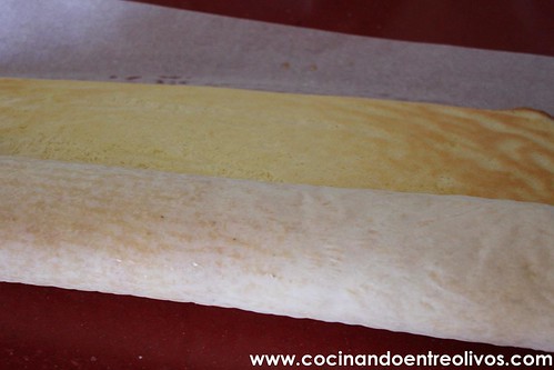 Brazo de gitano de queso cabrales, jamón y huevo hilado www.cocinandoentreolivos (17)