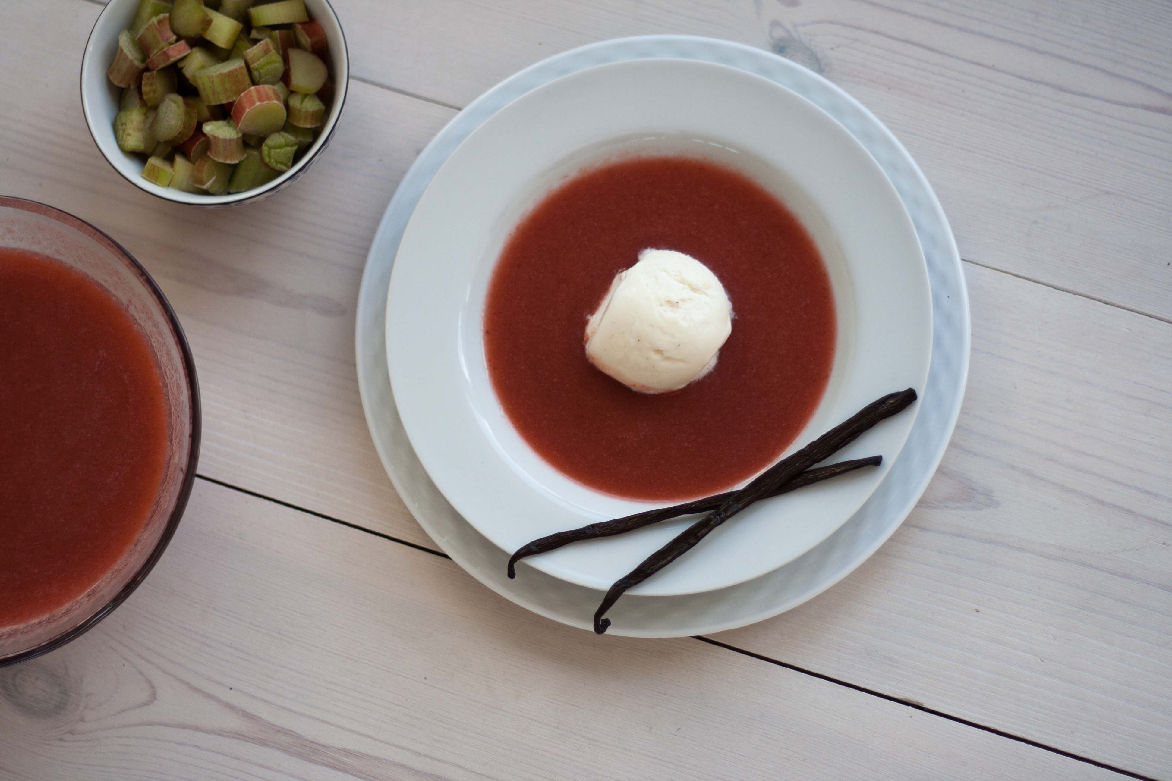 Jordbær-rabarbersuppe serveret kold med vaniljeis