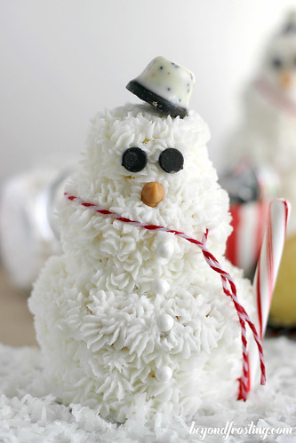 DIY Cupcake Snowman | beyondfrosting.com | #cupcake #snowman #christmas