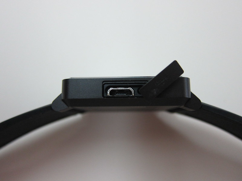 Sony SmartWatch 2 - Micro USB Port On The Left