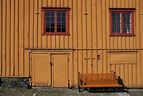 trondheim norway wall vegg ocher oker farge colours trebygg wooden woodenwall oc erlingsivertsen dører dør doors