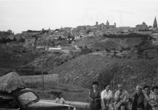 Yves Klein y sus acompañantes en Toledo en junio de 1951 Yves Klein's travel in Tolede, Spain, 1951 © Yves Klein / ADAGP, Paris, 2015