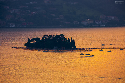 sunset people orange lake holiday island passerella iseo sulzano thefloatingpiers