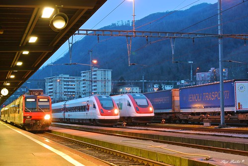 night view confine transport ad rail sbb di 500 domino bahn stazione treno ffs hauptbahnof icn bahnof ferrovie cff parata chiasso svizzere federali assetto rabde variabile