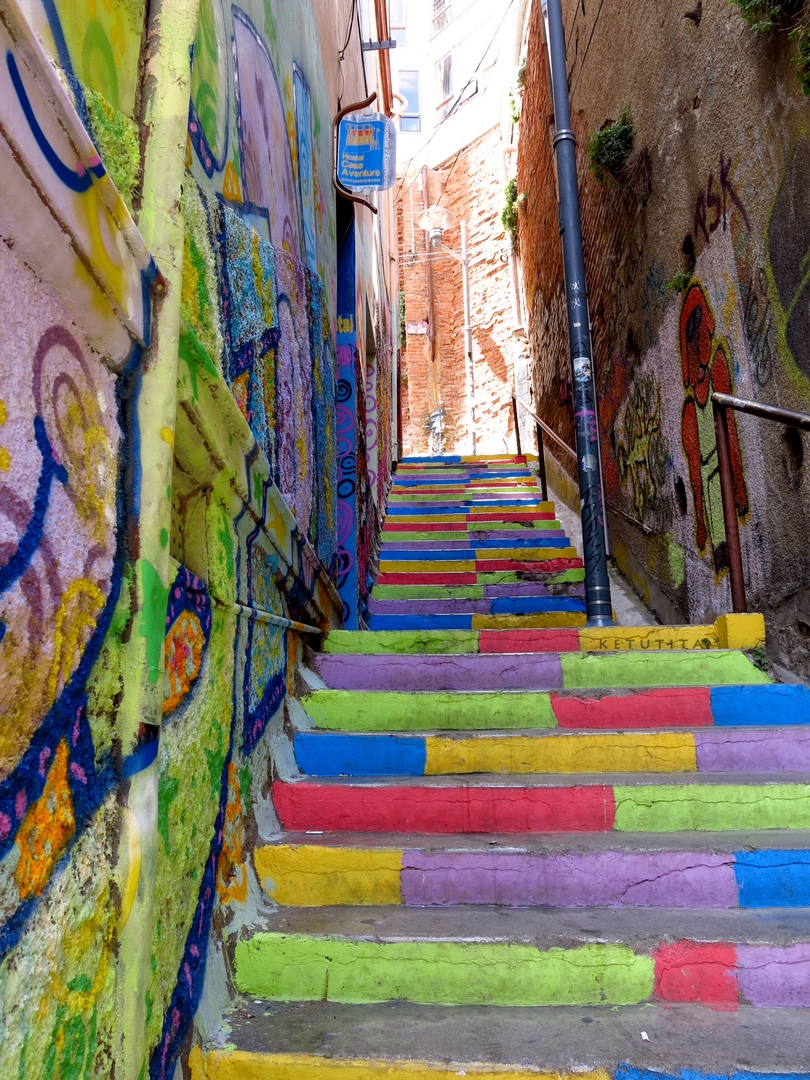 escalera de colores en valparaiso