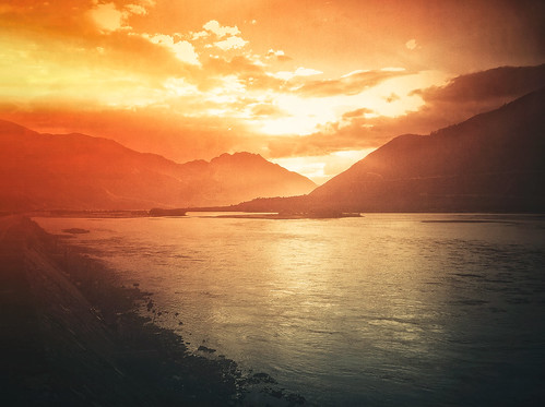china sunset red sunlight color water yellow river landscape photography tibet iphone yarlungzangbo