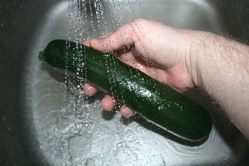 09 - Zucchini waschen / Wash zucchini