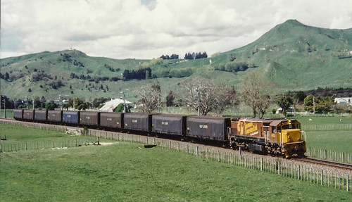 railroad newzealand train df diesel transport engine rail railway nz locomotive railfan narrowgauge generalmotors emd g22 nzr gmdd