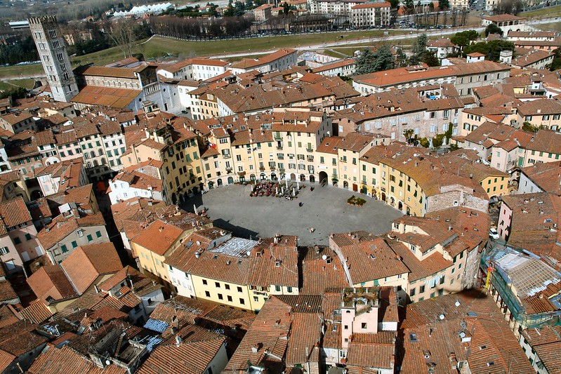 91) Piazza in Lucca