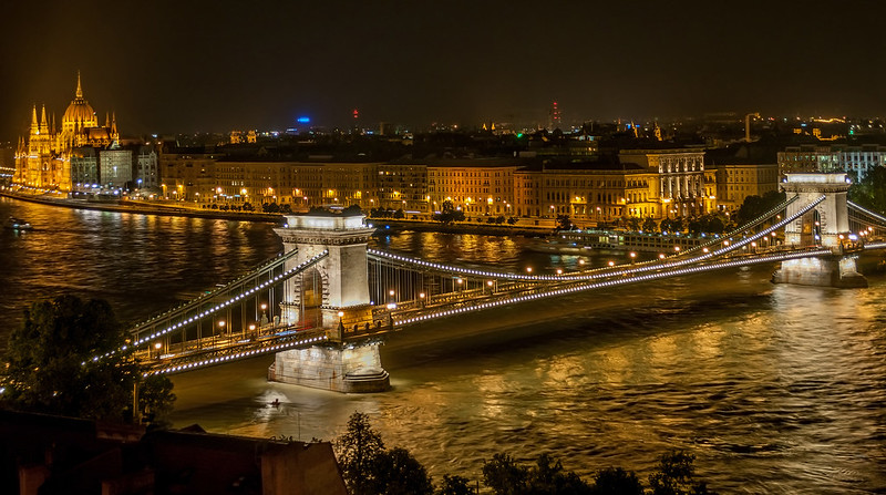 Széchenyi_Chain_Bridge_in_Budapest_at_night