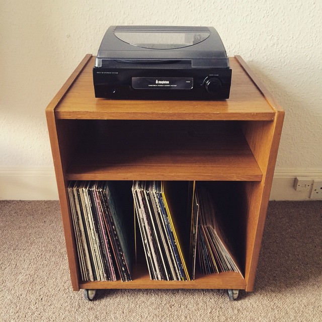 Just pushed this unit 4 blocks home from the charity shop. Now I can listen to records in my studio instead of carrying my laptop around.
