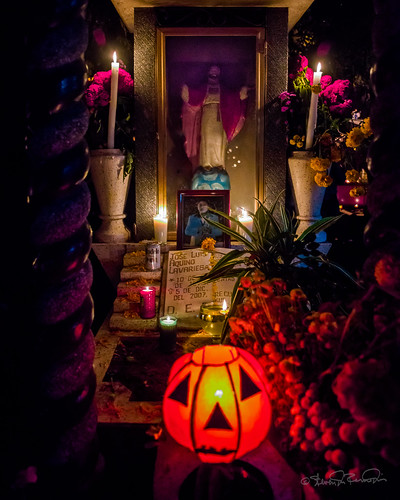 cemetery mexico oaxaca diademuertos candels ofrenda sdosremedios huajuapan size5x4 ©stevendosremedios