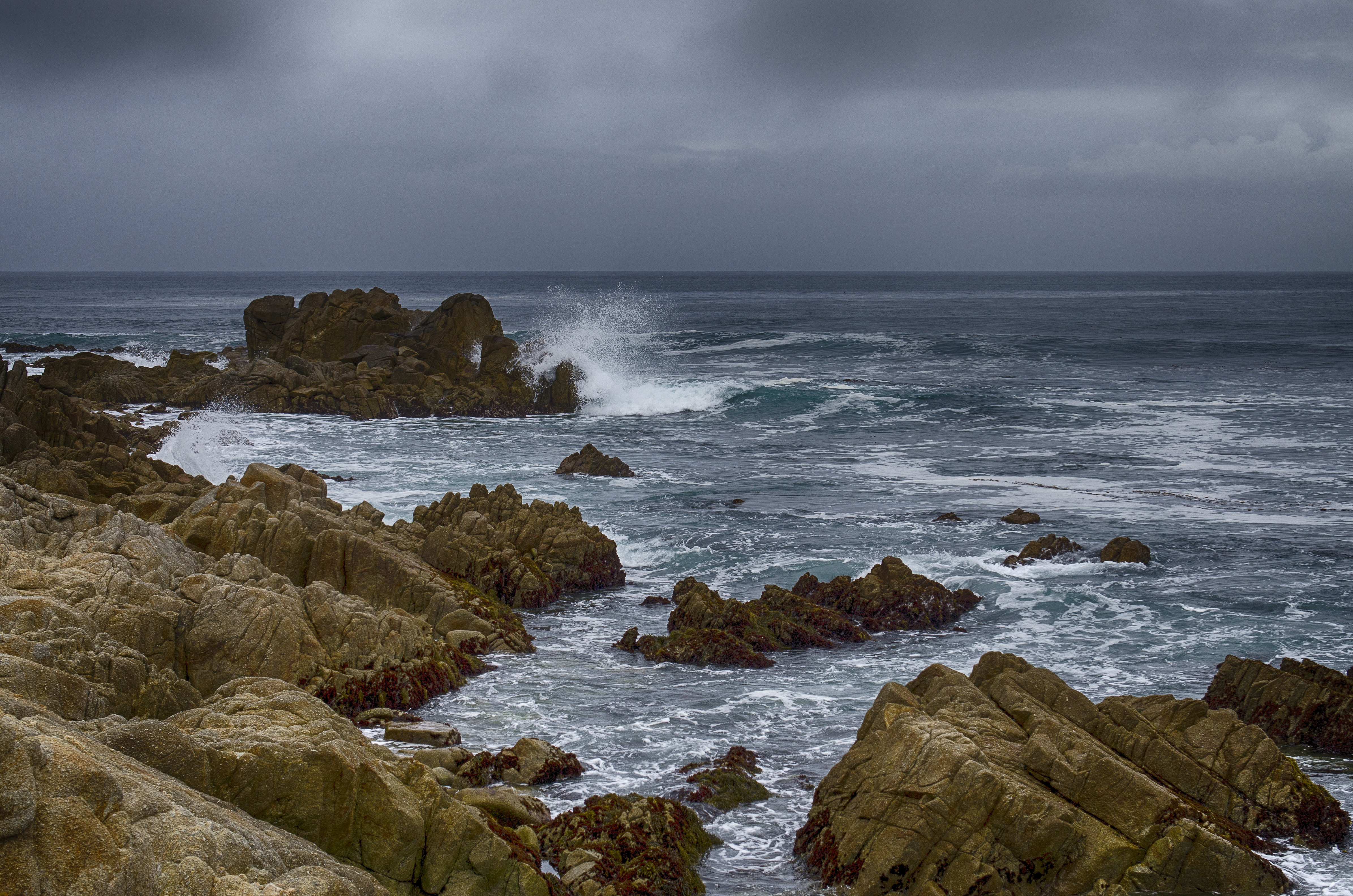 Western coast. Полуостров Монтерей. Каменный океан. Морское Западное побережье дожди. Монтерей Калифорния фото океана.