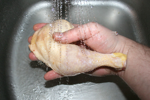 10 - Hähnchenschenkel waschen / Wash chicken legs