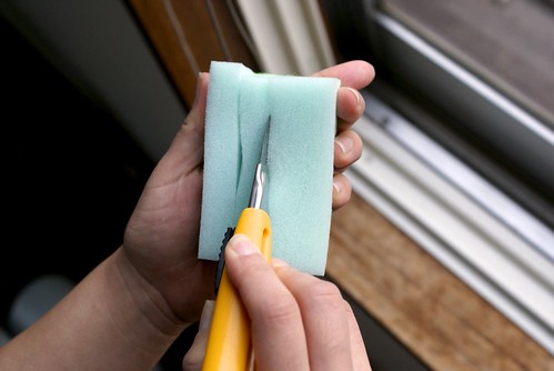 サッシ 窓枠レールが簡単きれいに 切り込みスポンジを使ったお掃除術 Icoro