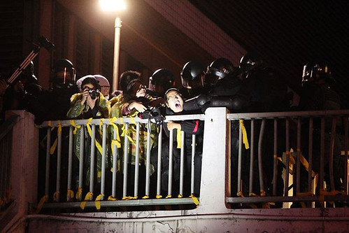 警方暴力驅離天橋上攝影的記者們。攝影：鐘聖雄
