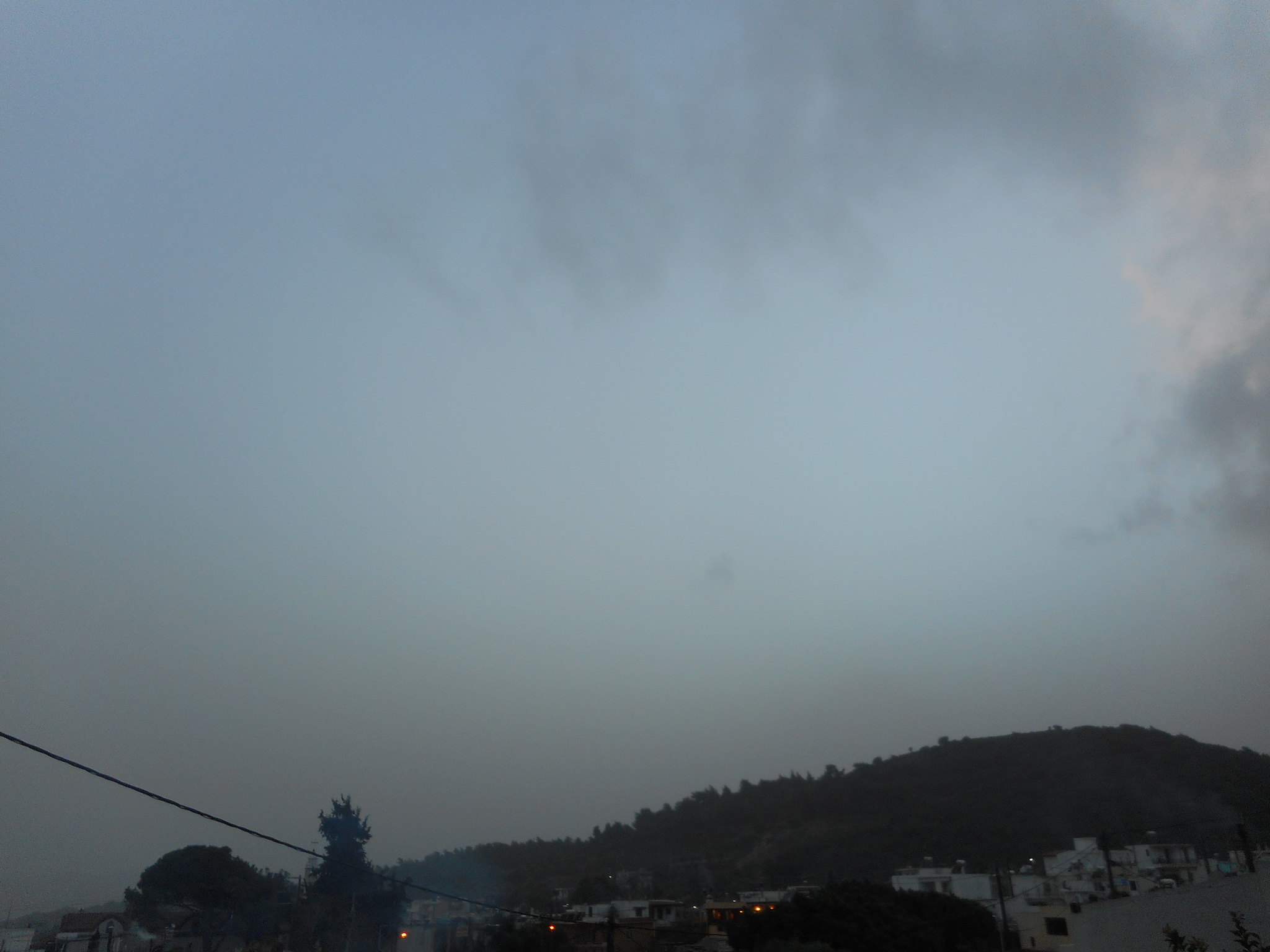 Μουντός ο καιρός πάνω από την Ψίνθο τις προηγούμενες μέρες λόγω αφρικανικής σκόνης