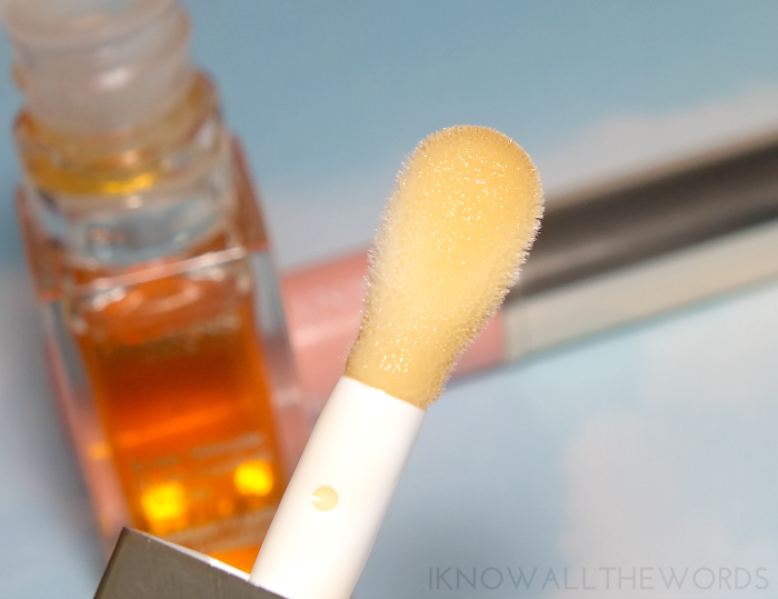 clarins instant light lip comfort oil 01 honey (3)