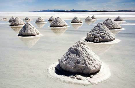 Montones de sal sobre el lago