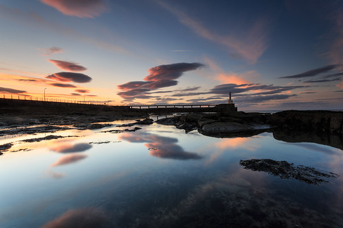 sunset sea england lighthouse seaweed reflection clouds unitedkingdom northumberland amble