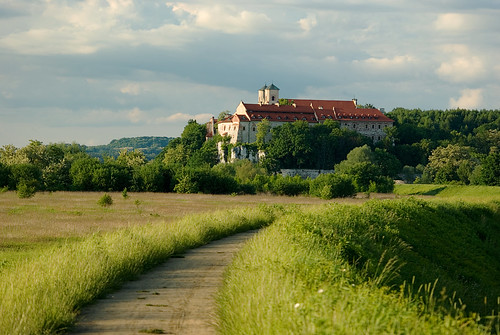 green clouds landscape meadow poland polska monastery dyke zielony tyniec lightandshade chmury łąka światłoicień krajobraz klasztor grobla