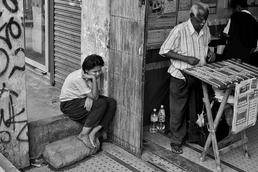 六合彩旁边的乞丐 Lottery and Beggar