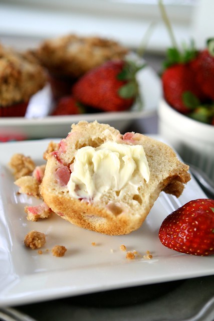 Strawberry Cheesecake Streusel Muffins
