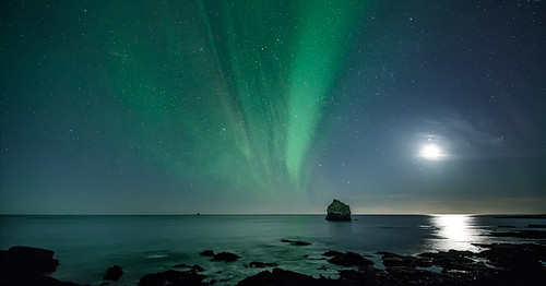 sea moon landscape islandia northernlights auroraborealis cdc clifs auroras nikond800 nikkor1424mmf28edgafs cazadoresdecielos lucroit hitech165mm
