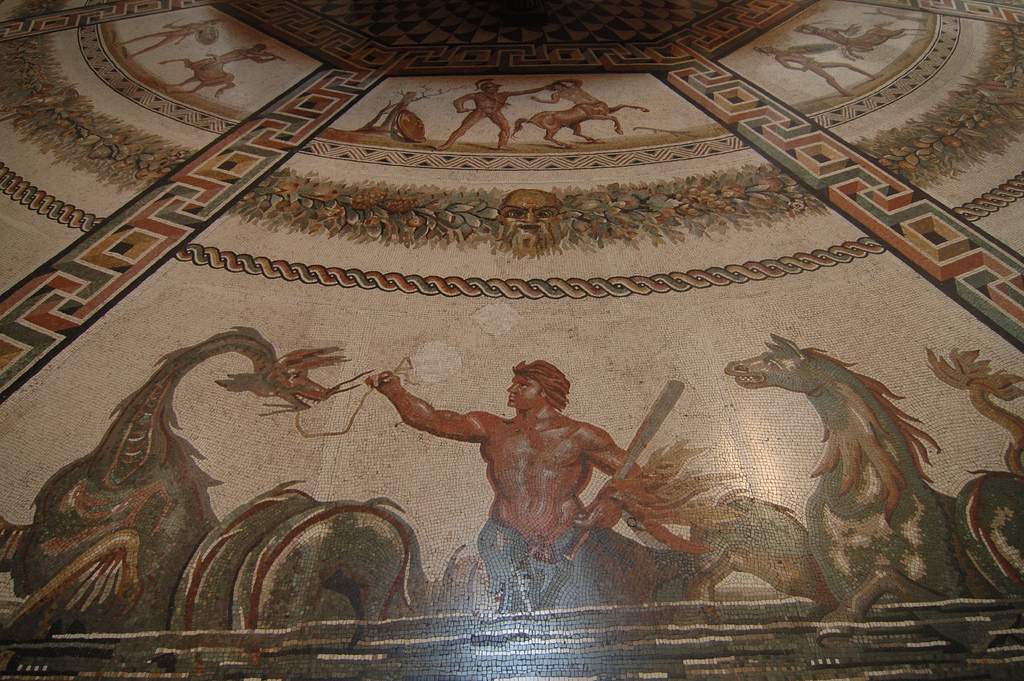 Mosaico romano con motivos mitológicos.