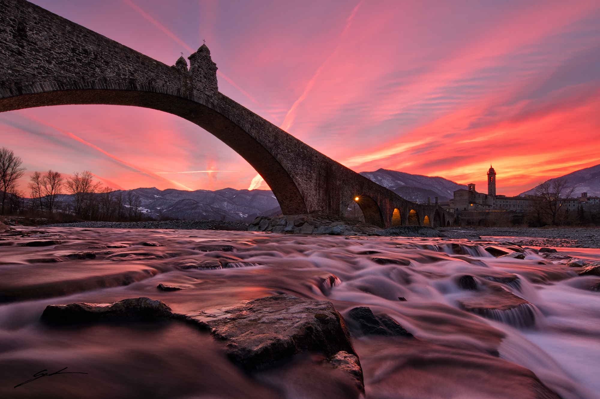 Италия каменный мост. Мост Боббио. Мост Понте Гоббо. Небо Италии.