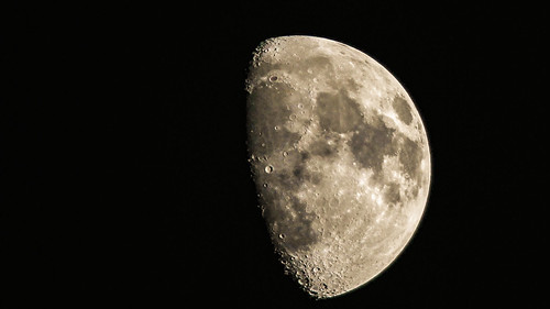 sky moon stpeters nature canon outdoors march spring backyard 7d canon300mmf4l canon7d canon14teleconverter