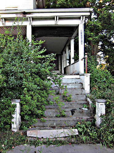 ohio abandoned overgrown neglect rural decay historic lonely frontporch abandonment deterioration middlefield hardluck centuryhome parkman geaugacounty victoran oncewashome auburntownship
