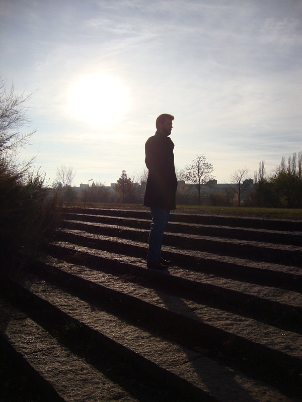 Mauerpark Berlin_Russ on steps with sunshine shadow