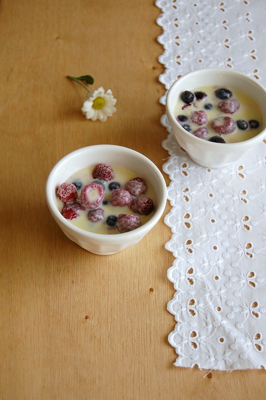 Iced berries with limoncello white chocolate sauce / Frutas vermelhas com calda de chocolate branco e limoncello