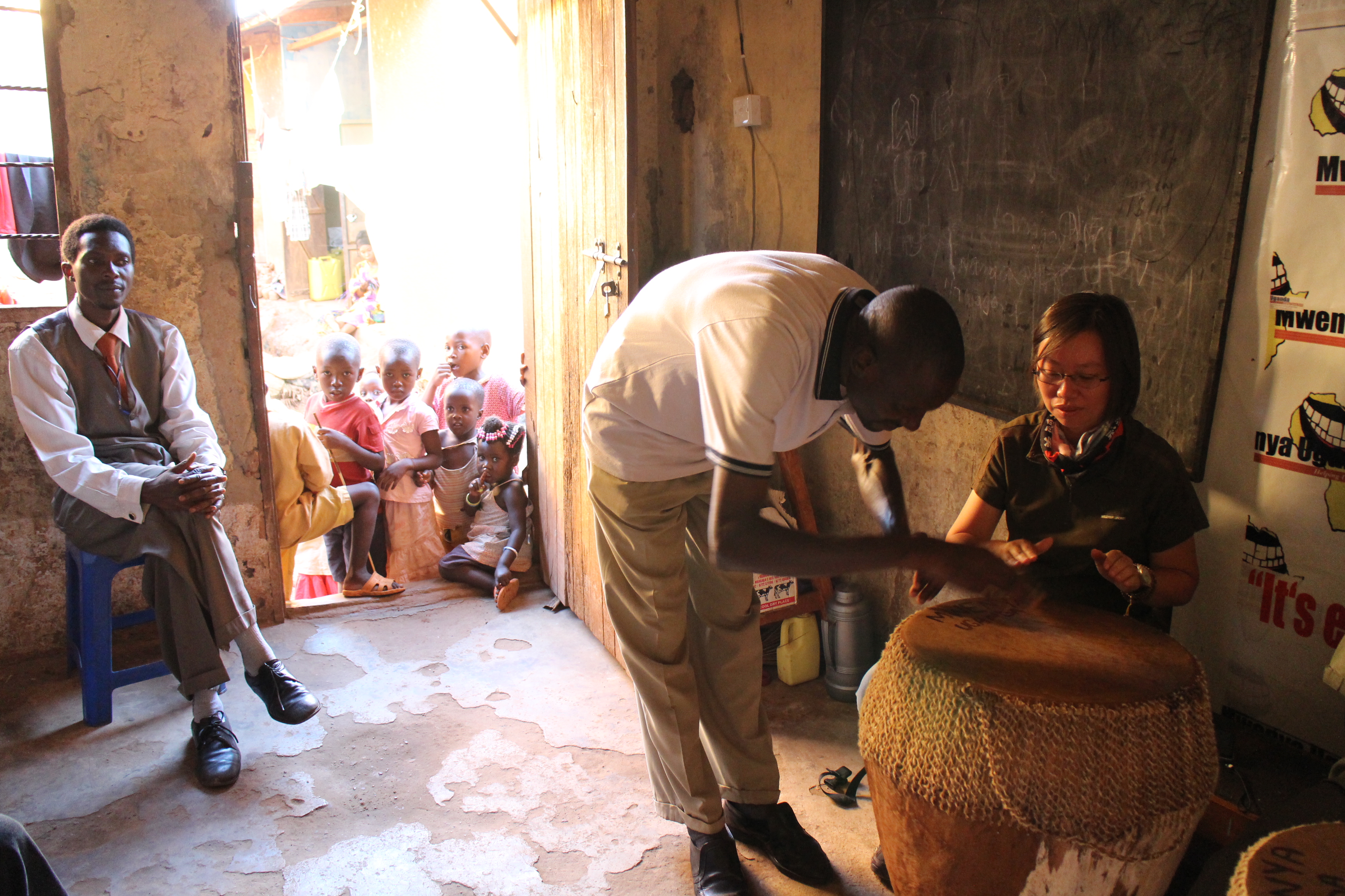參與微笑吧烏干達Mwenya Uganda音樂教室，村中學童好奇觀看