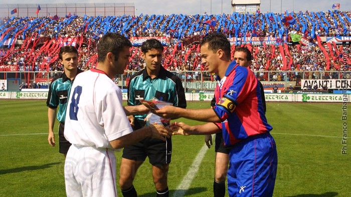 2 Giugno 2002: convenevoli fra i due capitani prima di Catania-Taranto