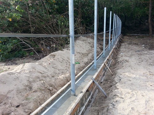 沙灘上的施工圍籬。圖片來源：海洋公民基金會。