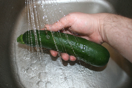 16 - Zucchini waschen / Wash zucchini