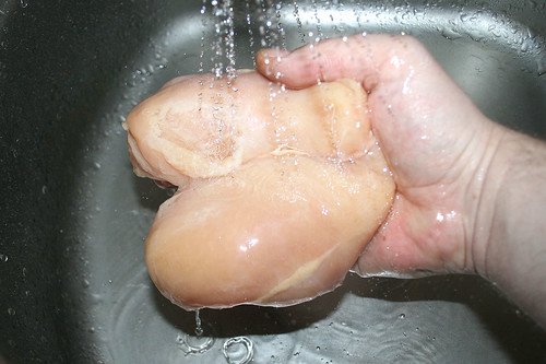 18 - Hähnchebrust kalt abspülen / Wash chicken breast