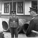 28. Antonescu stă de vorbă cu un civil...
