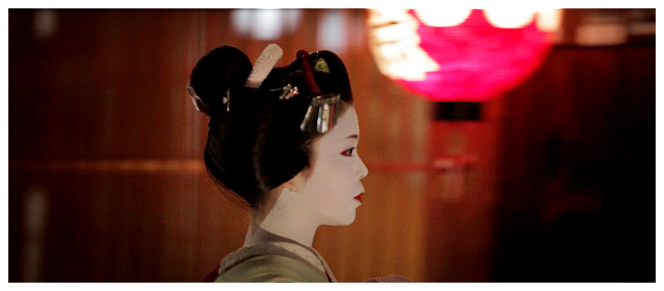 Maiko (apprentie geisha) marchant de nuit, dans la rue Hanami-koji à Gion, Kyoto - Japon