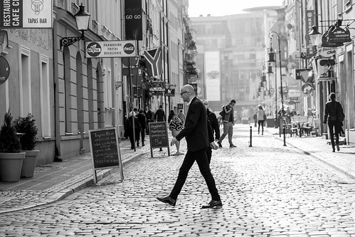 street morning people man black walking view walk bald suit poznań poznan kundziu