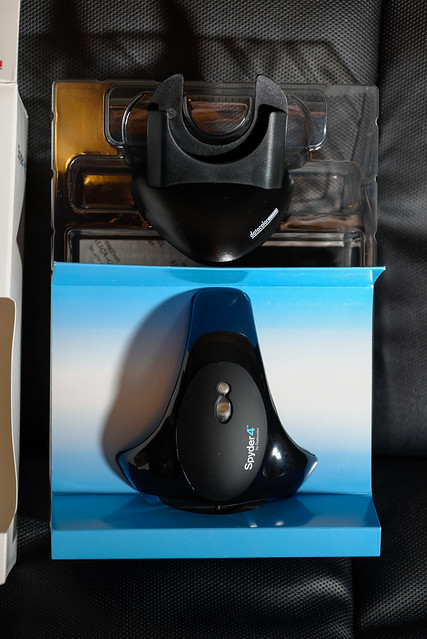 【Spyder 4 Pro】主體和底座，連接線很小心地收在藍色的紙盒下