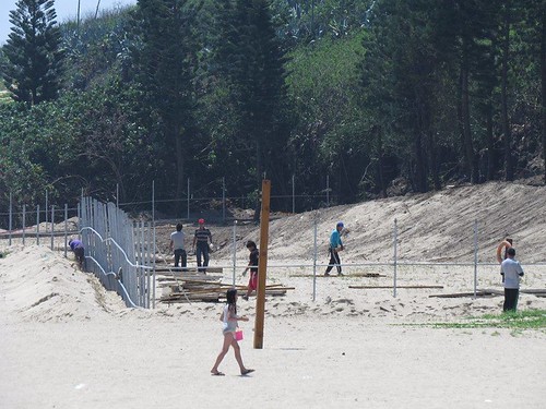 民眾舉報沙灘上遭到業者設置施工圍籬。圖片提供：海洋公民基金會。