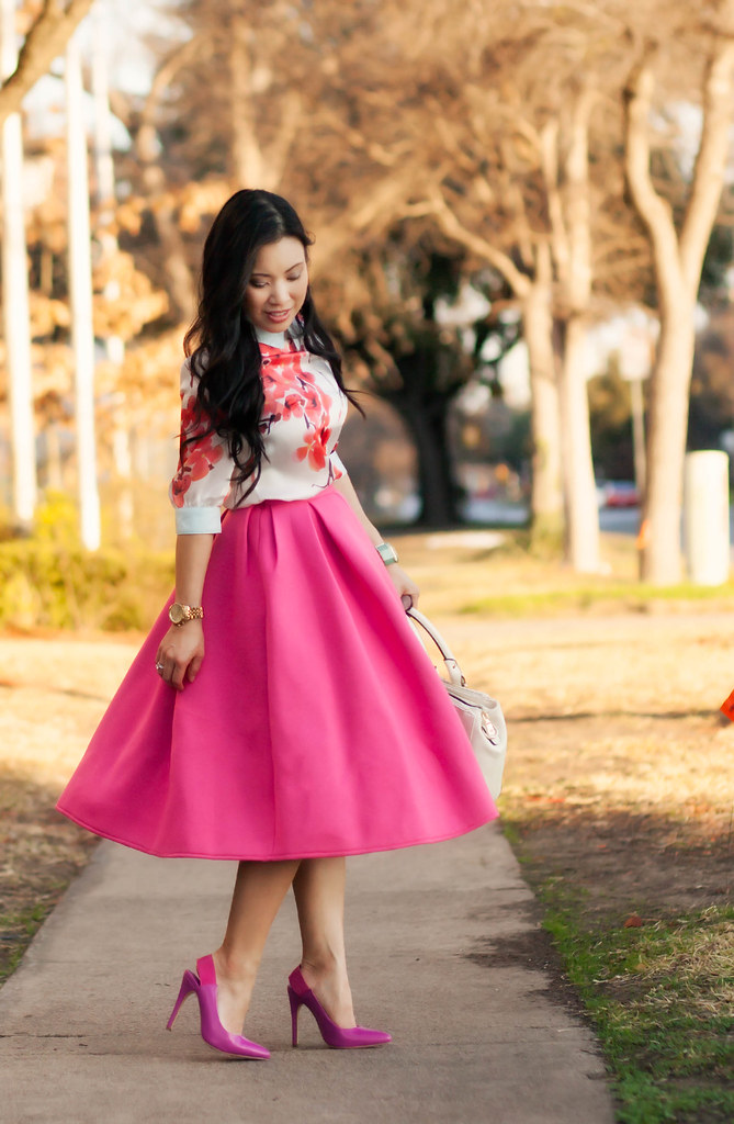https://cuteandlittle.com | petite fashion blog | pink midi skirt, floral blouse, shoedazzle fuchsia pink darlene pumps | outfit